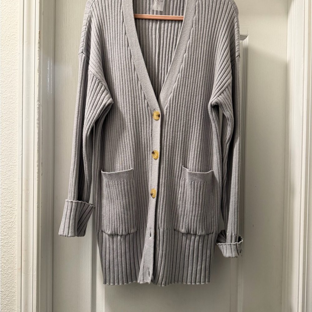 Elegant Gray Ribbed Cardigan Sweater - Picture 2 of 3